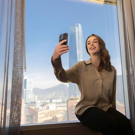 فندق Pullman Santiago El Bosque المظهر الخارجي الصورة A woman taking a selfie