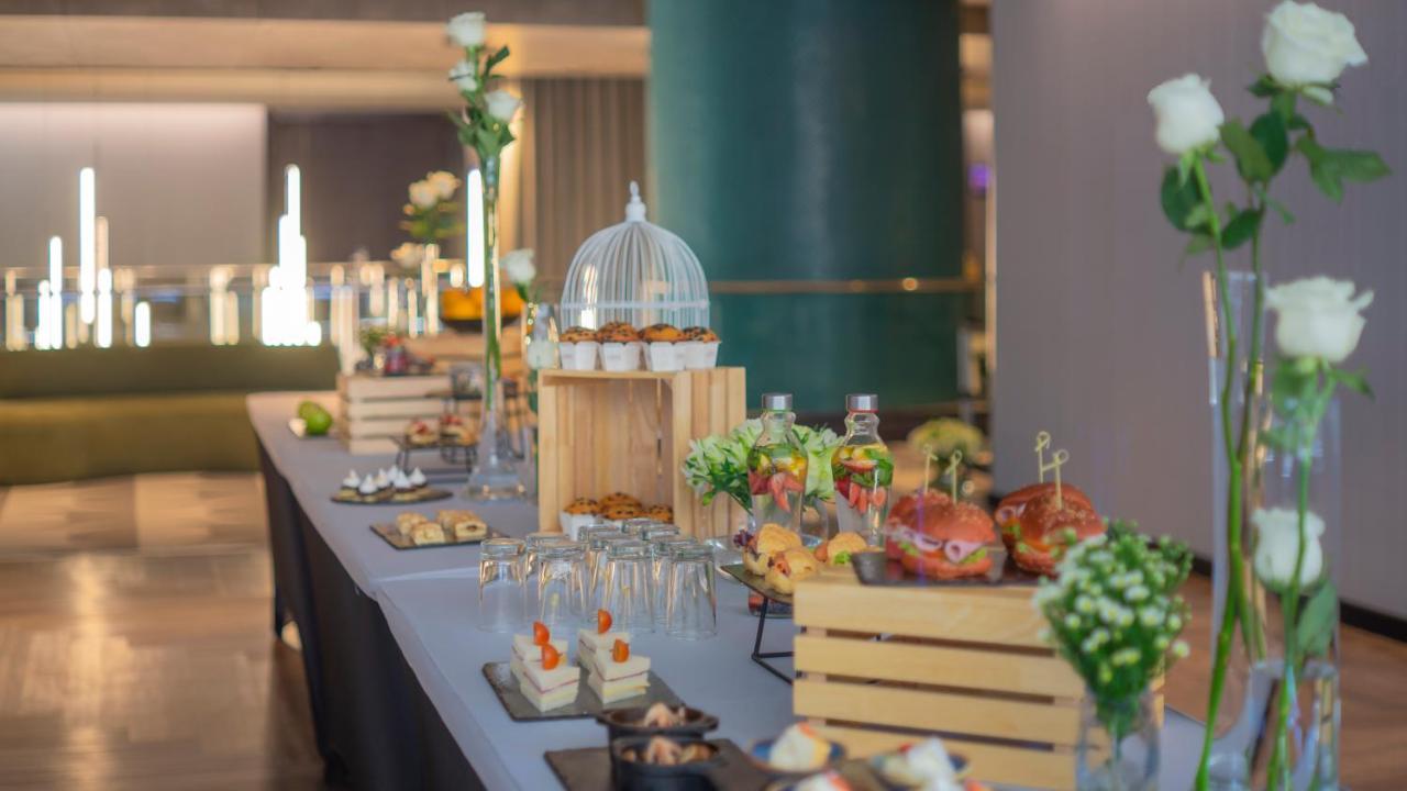 فندق Pullman Santiago El Bosque المظهر الخارجي الصورة A buffet at a hotel