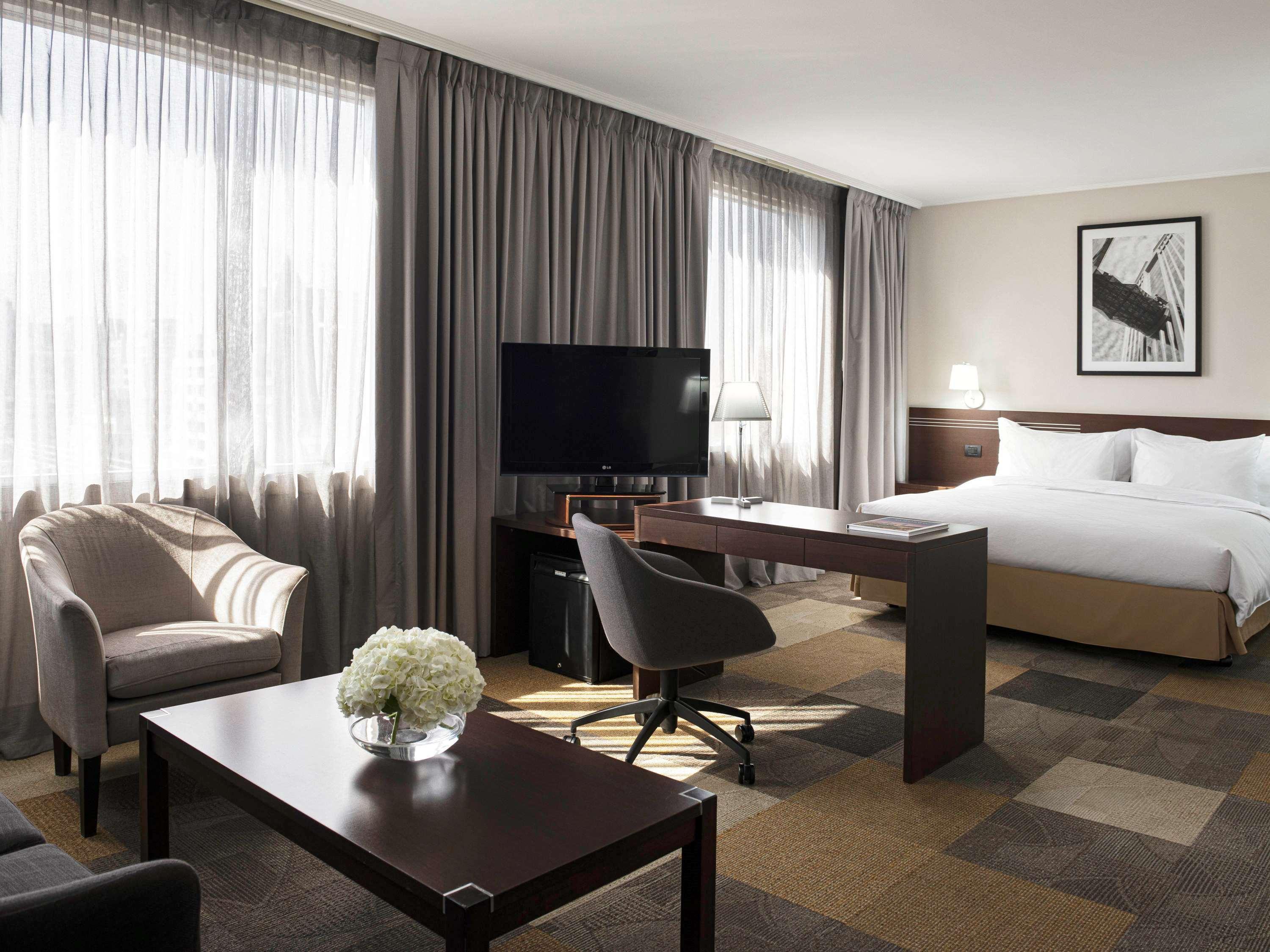 فندق Pullman Santiago El Bosque المظهر الخارجي الصورة A typical hotel room