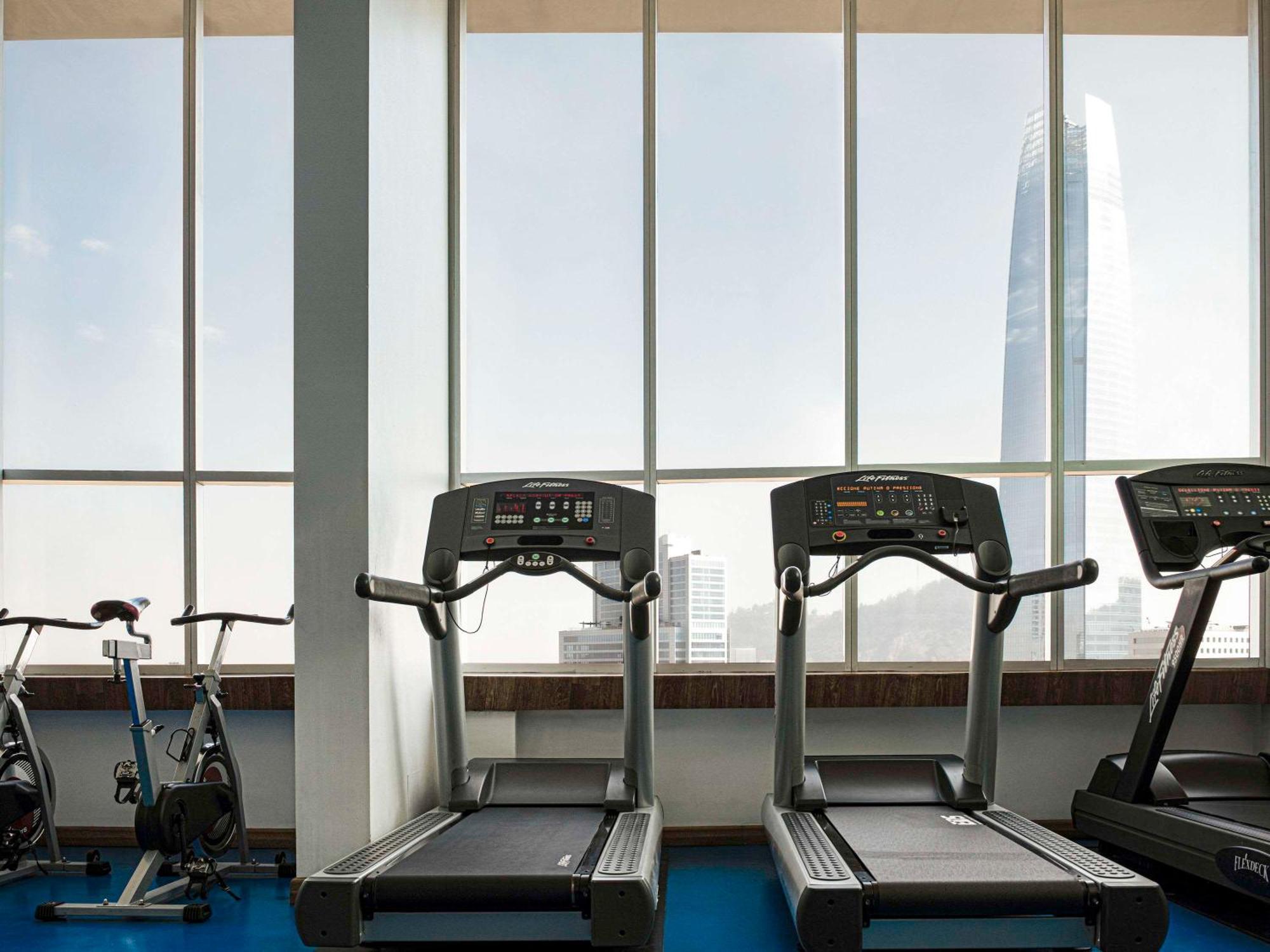 فندق Pullman Santiago El Bosque المظهر الخارجي الصورة The gym at the hotel