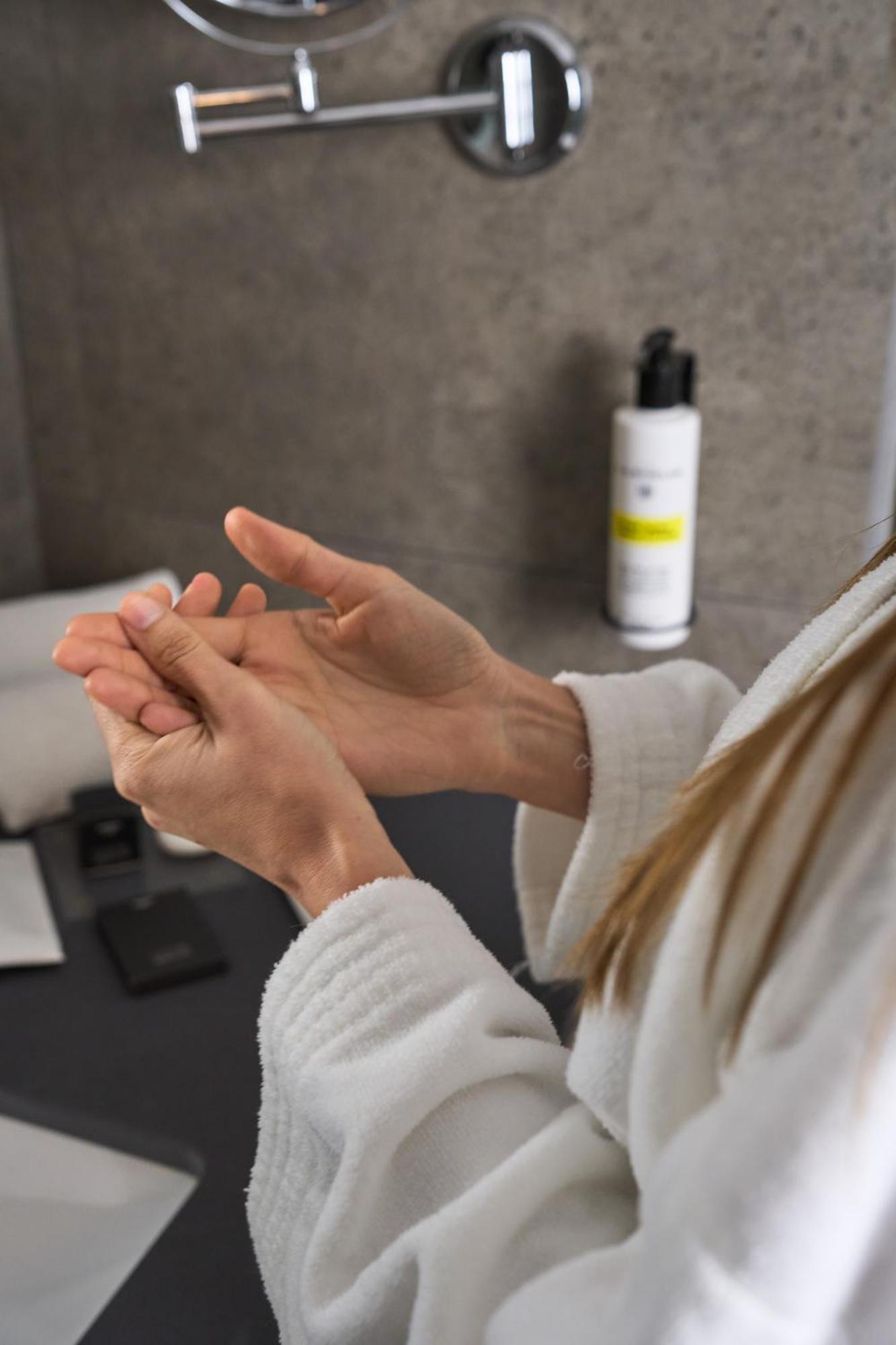فندق Pullman Santiago El Bosque المظهر الخارجي الصورة Hand washing