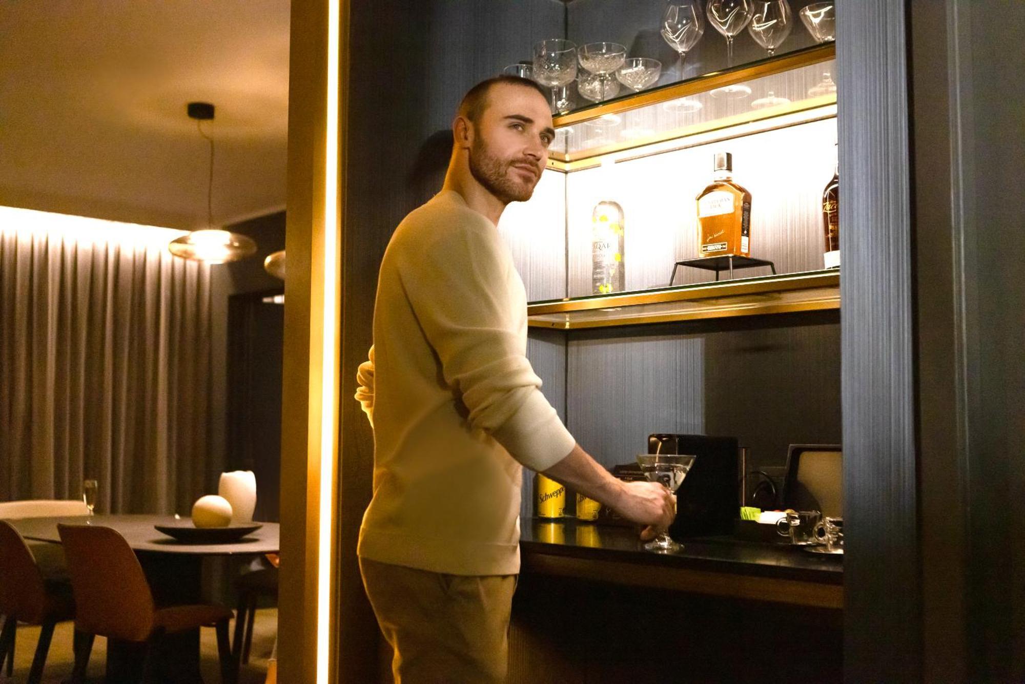 فندق Pullman Santiago El Bosque المظهر الخارجي الصورة A bartender at work