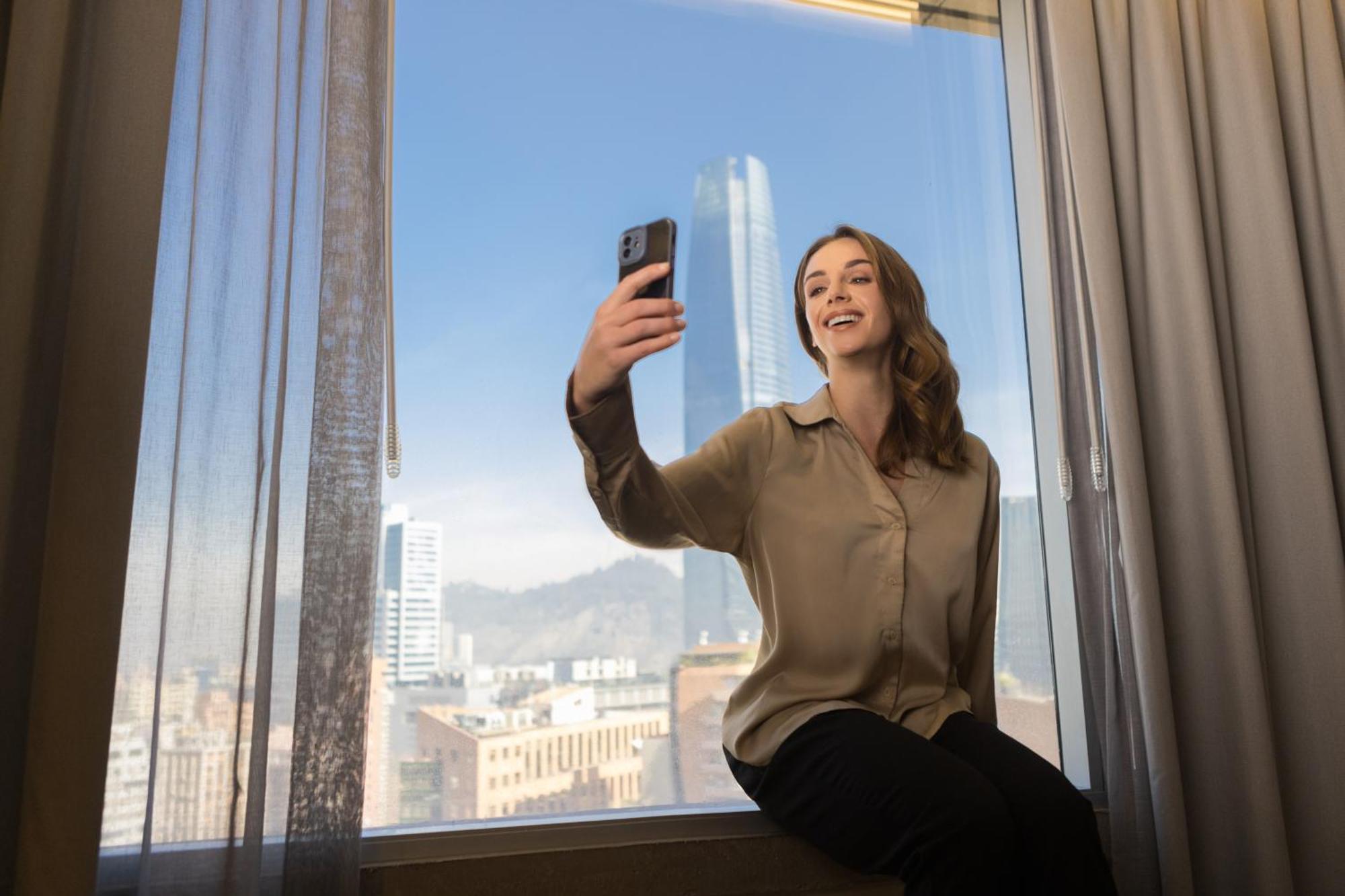 فندق Pullman Santiago El Bosque المظهر الخارجي الصورة A woman taking a selfie