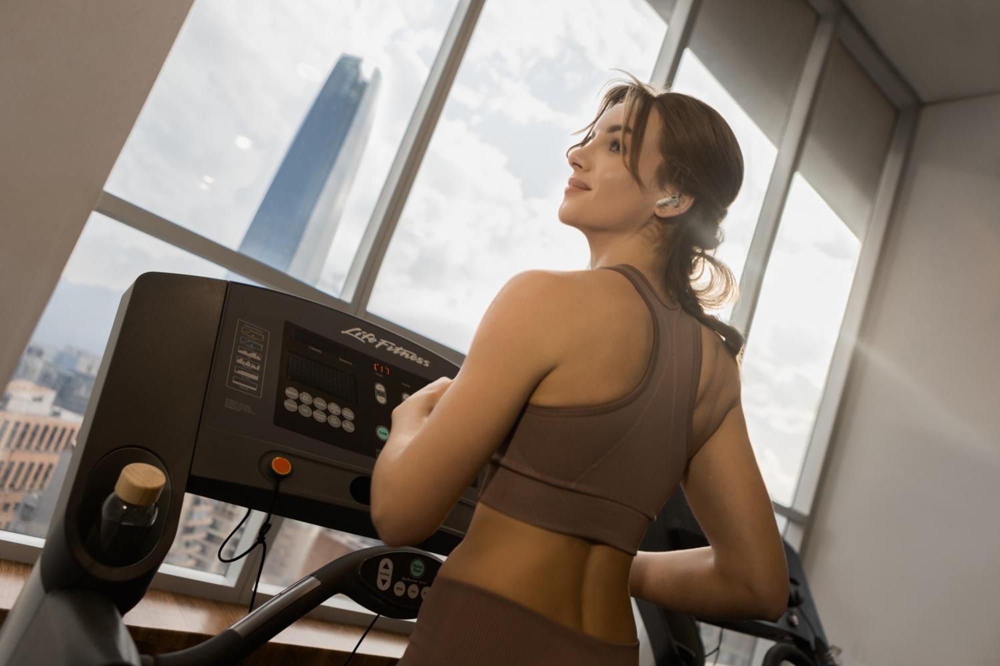 فندق Pullman Santiago El Bosque المظهر الخارجي الصورة A woman exercising on a treadmill