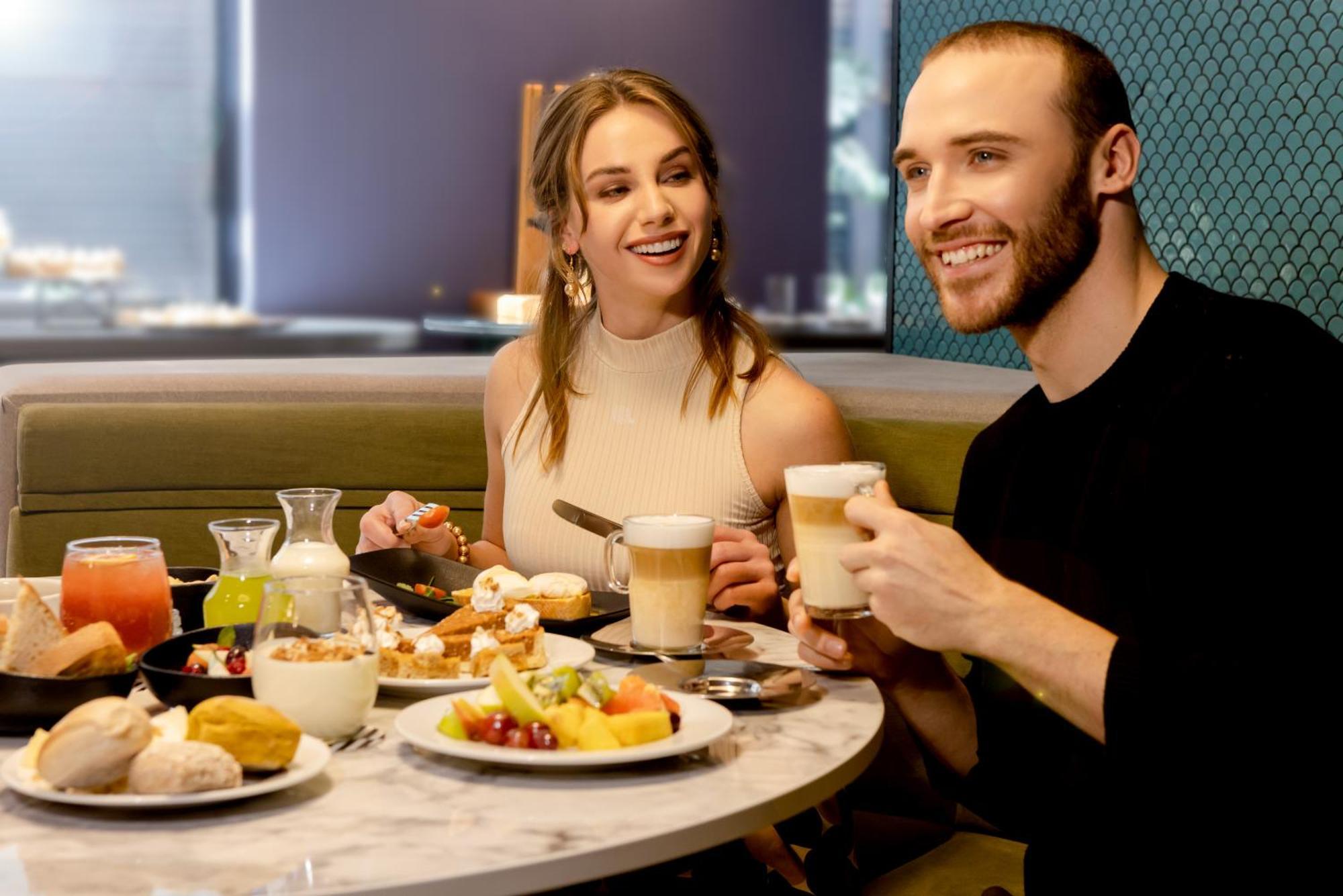 فندق Pullman Santiago El Bosque المظهر الخارجي الصورة A couple at a restaurant