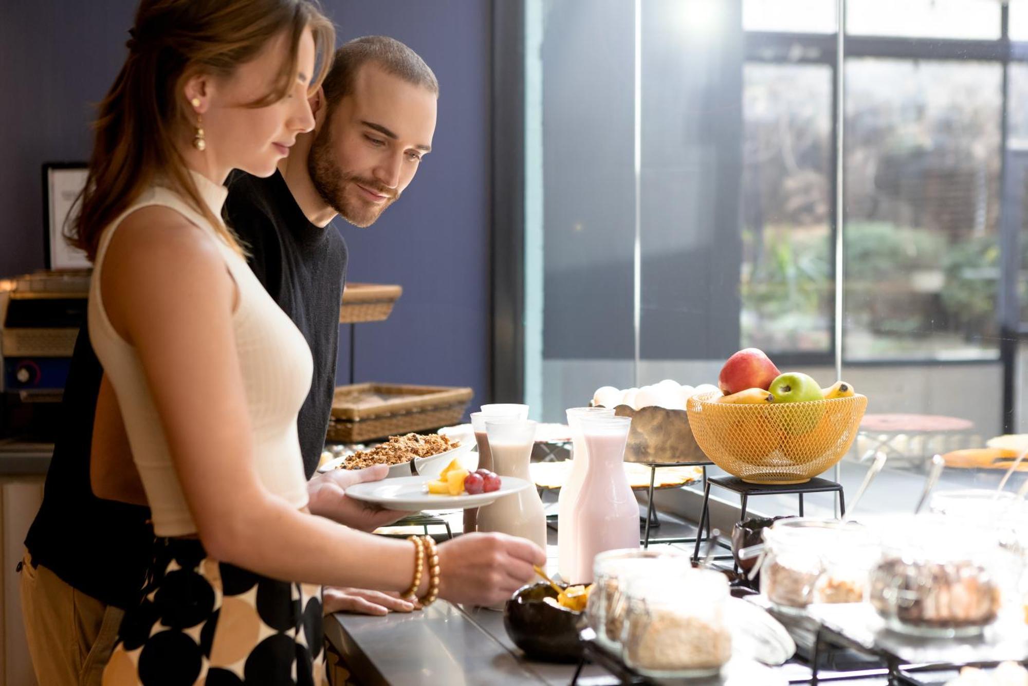 فندق Pullman Santiago El Bosque المظهر الخارجي الصورة A couple cooking together