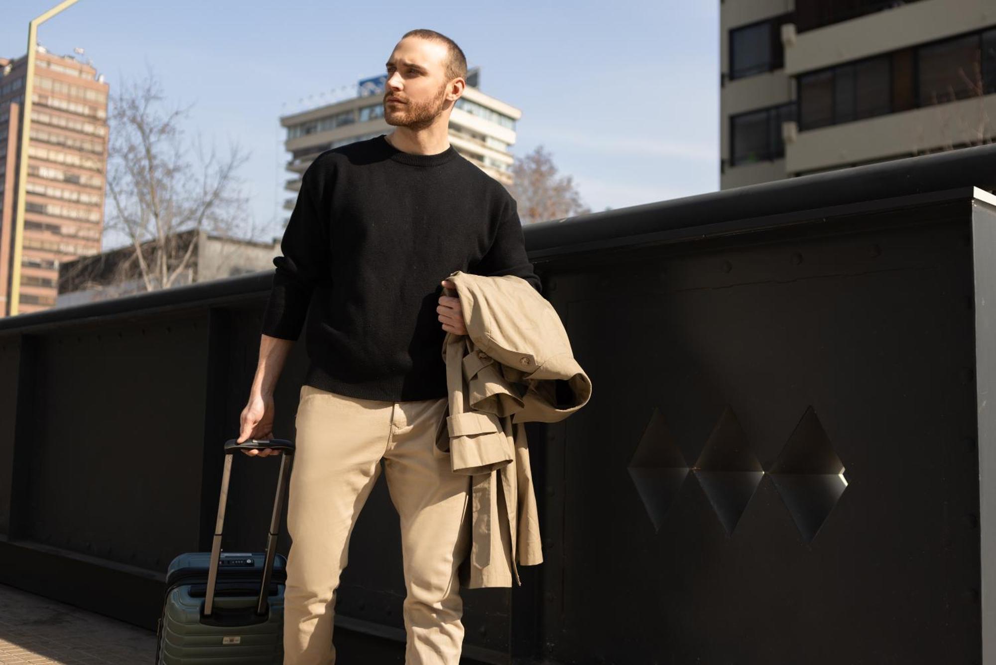 فندق Pullman Santiago El Bosque المظهر الخارجي الصورة A man wearing a crew neck sweater