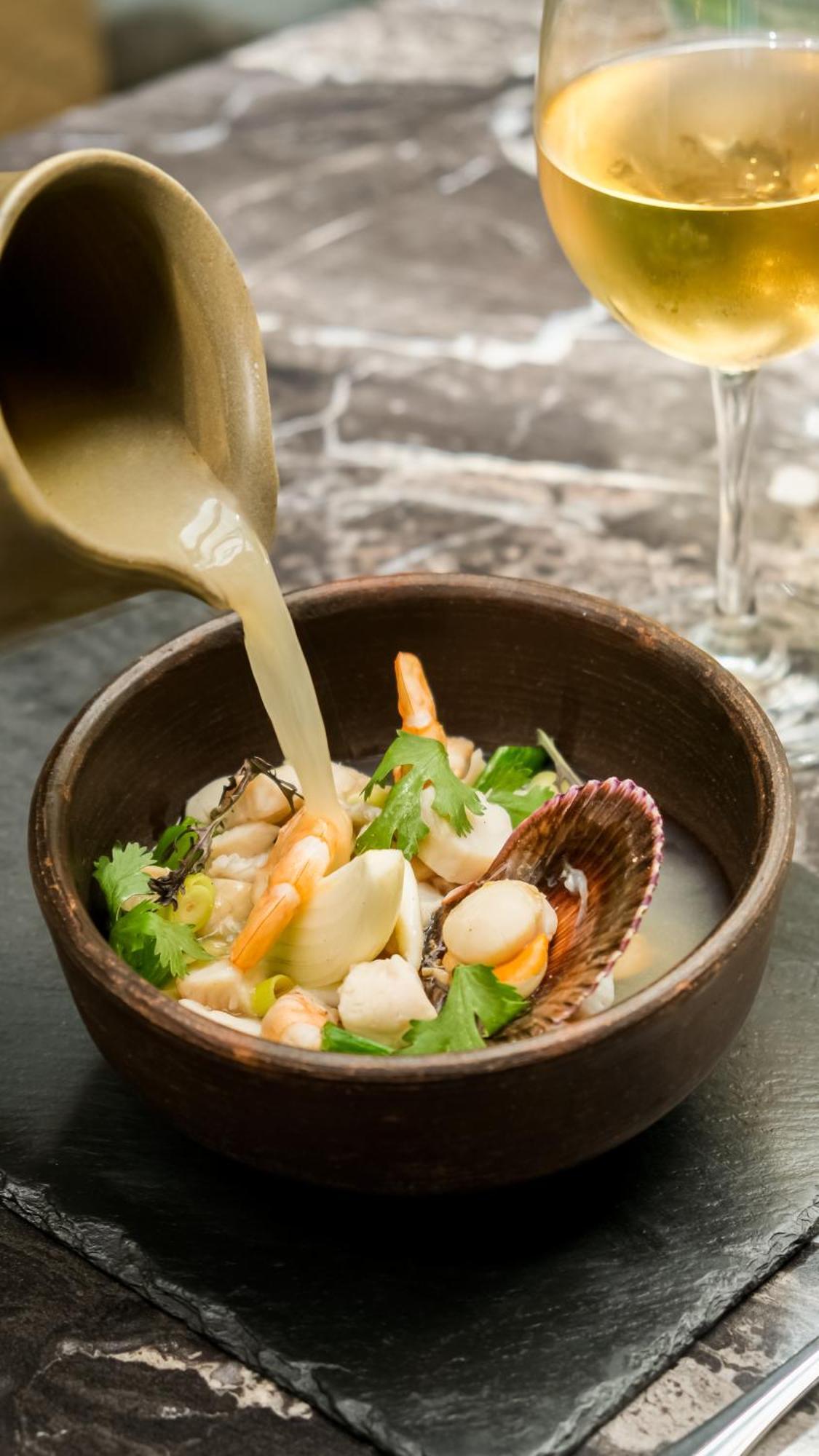 فندق Pullman Santiago El Bosque المظهر الخارجي الصورة Bouillon being poured into a bowl of seafood
