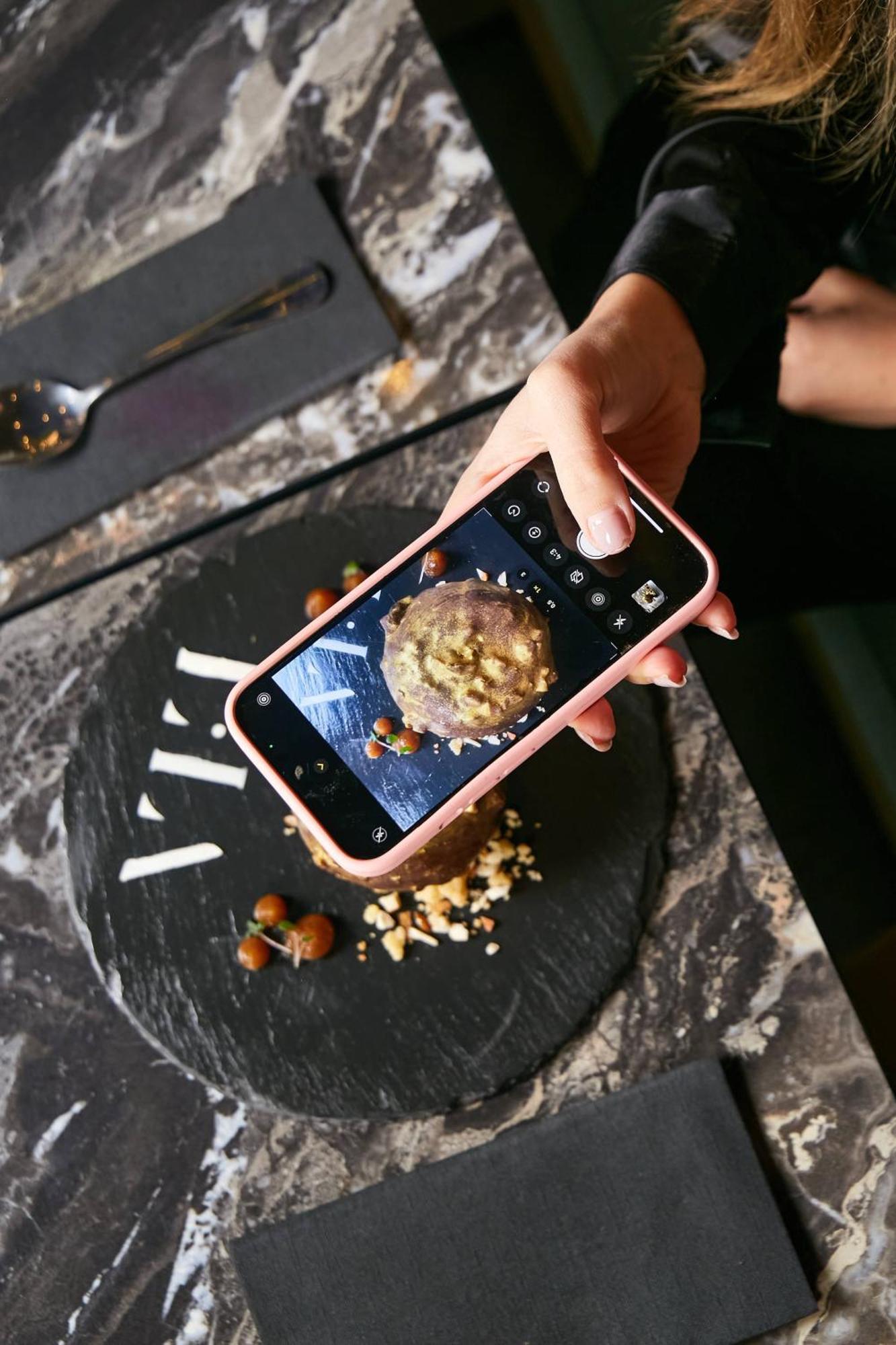 فندق Pullman Santiago El Bosque المظهر الخارجي الصورة A smartphone being used to take a photograph of a food item