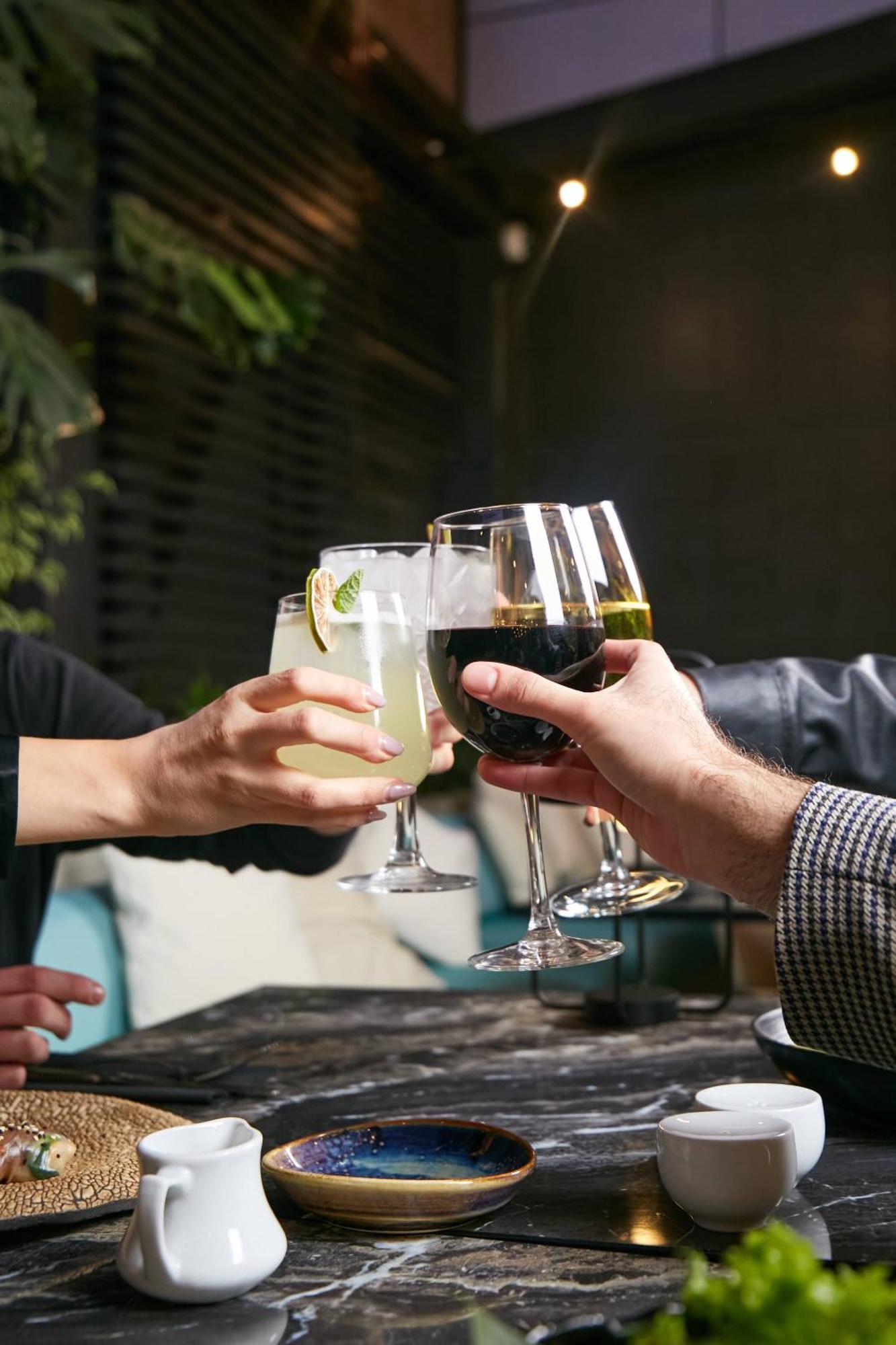 فندق Pullman Santiago El Bosque المظهر الخارجي الصورة A toast with wine and cocktails