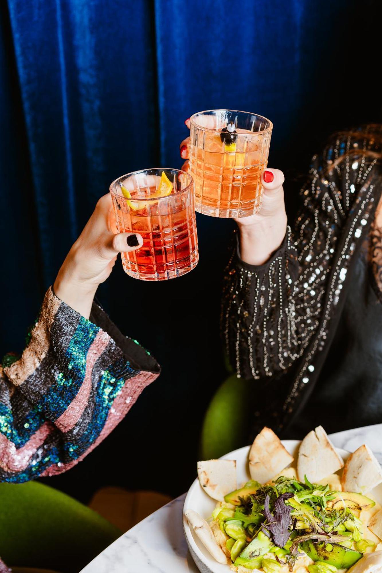 فندق Pullman Santiago El Bosque المظهر الخارجي الصورة Two women holding cocktails