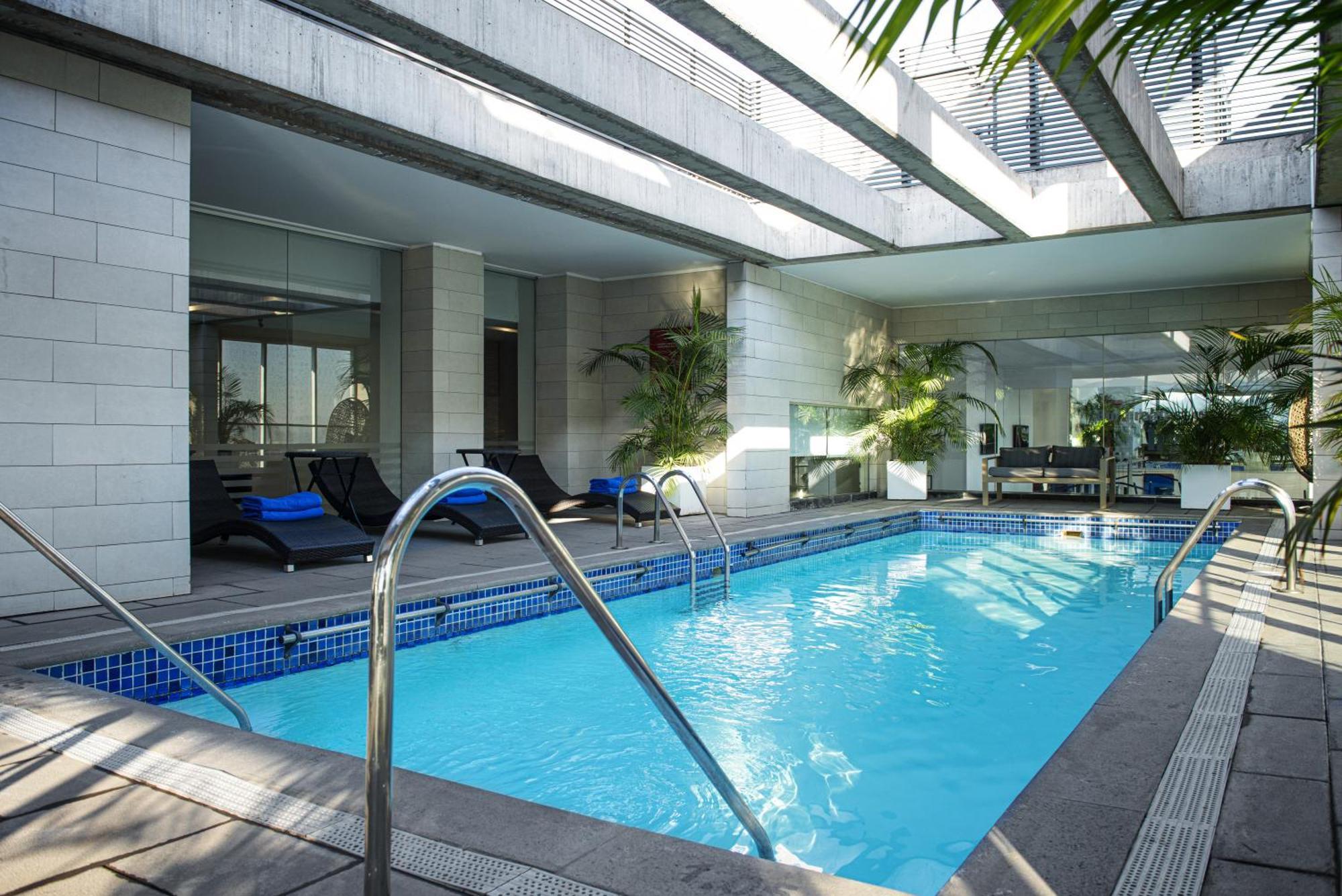 فندق Pullman Santiago El Bosque المظهر الخارجي الصورة The pool at the hotel